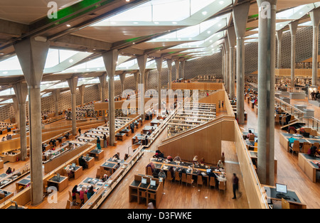 Intérieur de salle de lecture principale de Bibliotheca Alexandrina (Bibliothèque d'Alexandrie, Egypte) Banque D'Images