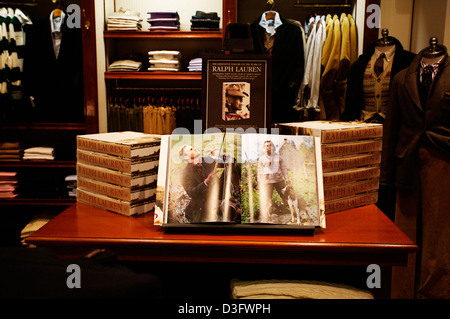 Intérieur de la mens de détail en magasin Brown Thomas sur Grafton Street, Dublin, Irlande. Banque D'Images