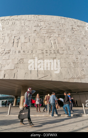 Les jeunes gens de l'extérieur de Bibliotheca Alexandrina (Bibliothèque d'Alexandrie, Egypte) Banque D'Images