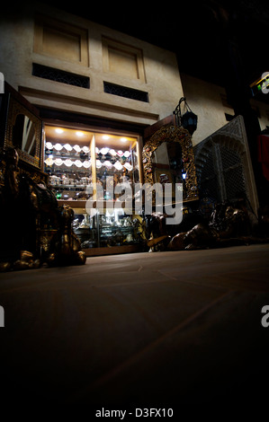 Un marché intérieur connu comme un souk à Dubaï à proximité de l'hôtel Burj Al Arab, DUBAÏ, ÉMIRATS ARABES UNIS. Banque D'Images