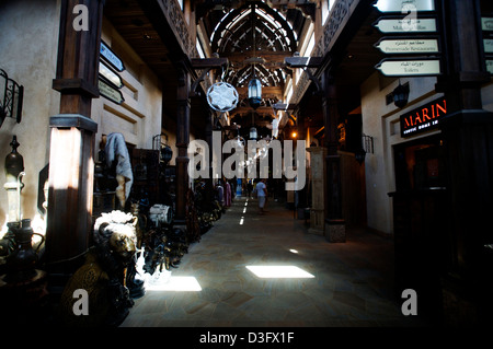 Un marché intérieur connu comme un souk à Dubaï à proximité de l'hôtel Burj Al Arab, DUBAÏ, ÉMIRATS ARABES UNIS. Banque D'Images