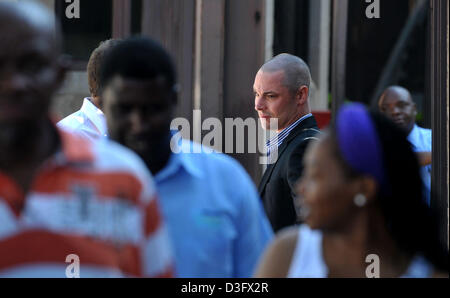 PRETORIA, AFRIQUE DU SUD : Oscar Pistorius Carl Pistorius, le frère d'arriver à la Cour de magistrat de Pretoria le 19 février 2013 pour l'audience de son frère à Pretoria, Afrique du Sud. Pistorius est qui est accusé d'avoir assassiné sa petite amie Reeva Steenkamp, dans sa maison de bois d'argent est qui se présentent au tribunal pour son cautionnement. (Photo par Gallo Images / Foto24 / Deaan Vivier) Banque D'Images