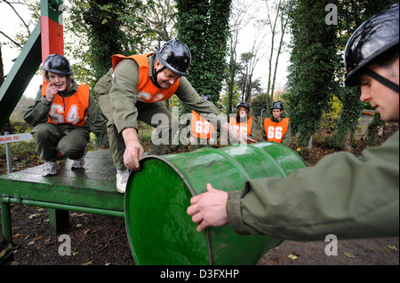 Les candidats plus âgés aux prises avec les tâches requises de recrues potentielles au jury de sélection des officiers de l'armée à Westbury, Wiltshir Banque D'Images