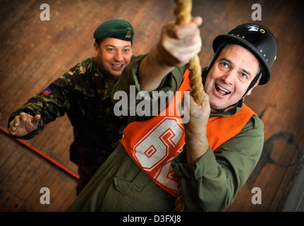 Les candidats plus âgés aux prises avec les tâches requises de recrues potentielles au jury de sélection des officiers de l'armée à Westbury, Wiltshir Banque D'Images