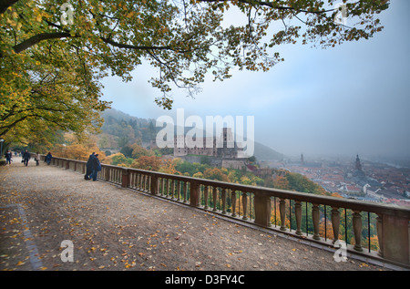 Une vue sur le château ovelooking le célèbre ville universitaire de Heidelberg en Allemagne. Banque D'Images