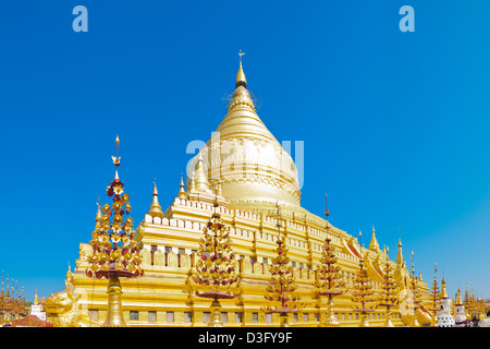 11e siècle dans la Pagode Shwezigon Bagan au Myanmar (ancienne Birmanie). C'est une croix de plusieurs images. Banque D'Images