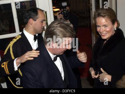 (Afp) - Le Prince Philippe de Belgique (C) et son épouse, la Princesse Mathilde, départ après la remise des prix de la caméra d'or à Berlin, 4 février 2003. Le Prince Philippe a été l'un des présentateurs. La caméra d'or a été accordé en 16 catégories pour la 38e fois par le German TV revue "Hoerzu" ("écouter"). Banque D'Images