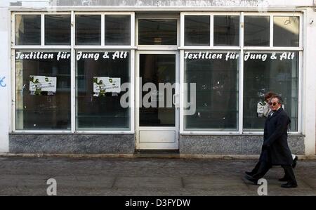 (Afp) - Un magasin vacant dans une chambre avec l'écriture 'Textilien für Jung und Alt' (textiles pour les jeunes et les personnes âgées) sur ses vitrines, dans le Brandebourg, Allemagne, 25 février 2003. Banque D'Images