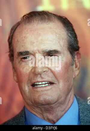 (Afp) - L'acteur américain James Garner, représenté à Venise, Italie, 30 août 2000. Le 7 avril 2003, l'acteur hollywoodien célébrera son 75e anniversaire. Le fils d'une couche de tapis d'origine allemande et d'un Indien cherokee, Garner est né comme James Baumgardner le 7 avril 1928 à Norman, Oklahoma/USA. Il a commencé sa carrière avec un rôle dans la série télévisée western 'Maverick' en 1957. Il Banque D'Images