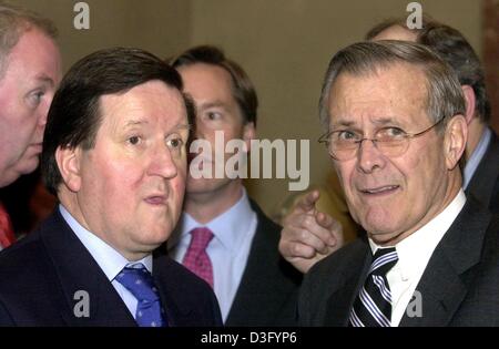 (Afp) - Le Secrétaire général de l'OTAN, George Robertson (L) s'entretient avec le ministre américain de la Défense, Donald Rumsfeld, lors de la 39e Conférence de Munich à Munich, 8 février 2003. La Conférence de Munich a eu lieu à Munich le 8 et 9 février. La perspective de la guerre en Irak était l'objectif de la conférence de Munich sur la sécurité. Tandis que les Etats-Unis et l'Allemand des opinions sur la question de l'Iraq a heurté une fois de plus, Robe Banque D'Images