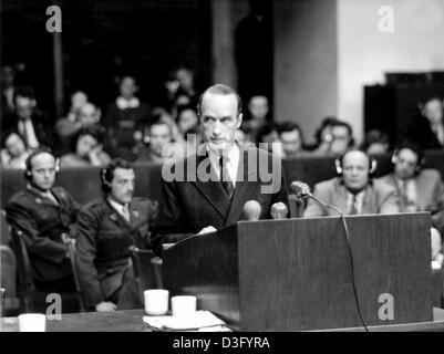 (Afp) - Le magnat industriel Alfried Krupp von Bohlen und Halbach, ancien propriétaire unique de l'entreprise Krupp depuis 1943, détient sa déclaration de clôture, au procès de Nuremberg à la cour à Nuremberg, Allemagne, 30 juin 1948. Il a été accusé de pillage, de vol et d'esclaves. Il a été condamné à 12 ans de prison et ses biens ont été confisqués. Après la révision de son envoyé Banque D'Images