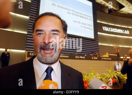 (Afp) - Bernd Pischetsrieder, Président-directeur général de l'allemand Volkswagen (VW), les fabricants de voiture donne une interview à venir de l'Assemblée générale VW à Hambourg, Allemagne, 24 avril 2003. Le géant de l'automobile allemand connaît un démarrage lent en 2003 et se prépare pour ses résultats d'exploitation qui n'arrivera pas à l'an dernier 4,8 milliards d'euros, les actionnaires ont été informés le 24 avril. Lors de l'Assemblée générale à Ham Banque D'Images