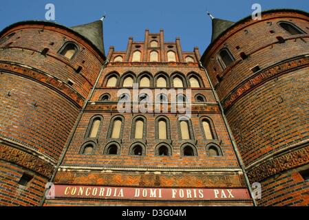 (Afp) - La fin des groupes Holsten Gate est l'emblème de Lübeck et l'un des bâtiments les plus célèbres en Allemagne, sur la photo 14 avril 2003 (sur la droite : l'église Sainte Marie). L'inscription latine "Concordia Domi Foris Pax" signifie "à l'intérieur, la paix à l'extérieur de concordance". La porte fortifiée du 15ème siècle est un exemple typique du nord de la brique gothique et pas seulement à l'abri la cité médiévale Banque D'Images