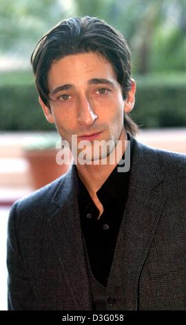 (Afp) - L'acteur américain Adrien Brody pose avant un thé dans le Park Hyatt Hotel à Los Angeles, 18 janvier 2003. Il a joué le musicien juif Wladyslaw Szpilman à Polanski primé plusieurs production cinéma "Le pianiste". Banque D'Images