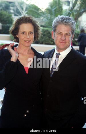 (Afp) - L'actrice américaine Sigourney Weaver ('Gorilles dans la brume : The Story of Dian Fossey', 'étrangers') et son mari Jim Simpson arrive à un plateau de travail à l'hôtel Park Hyatt à Los Angeles, 18 janvier 2003. Banque D'Images