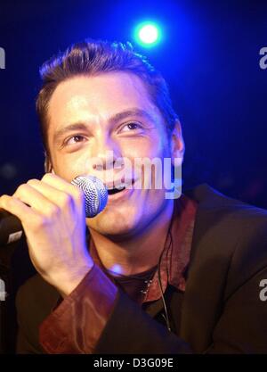 (Afp) - le chanteur pop italien Tiziano Ferro ('Perdono', 'Rosso relatif à l') effectue à Cologne, Allemagne, 3 février 2003. Banque D'Images