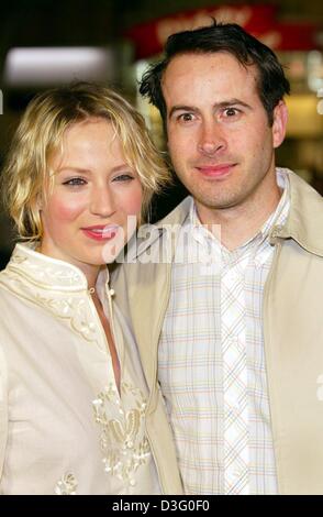 (Afp) - L'acteur américain Jason Lee ('Dreamcatcher', 'Vanilla Sky', 'Almost Famous') arrive à la première du film 'Dreamcatcher' avec une femme non identifiée dans la région de Westwood, 19 mars 2003. Banque D'Images