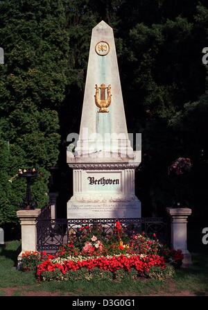 (Afp) - une réplique de la base d'origine du compositeur Ludwig van Beethoven a été construit sur le cimetière central de Vienne, Autriche, 9 août 2000. Beethoven avait été initialement enterré sur l'Wahringer Ortsfriedhof (cimetière du village de Wahringen). Né le 17 décembre 1770 à Bonn dans une famille de musiciens, Beethoven était un pianiste doué et altiste. Après neuf ans en tant que cour musici Banque D'Images