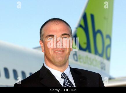 (Afp) - Rudolf Hengefeld, directeur de la deuxième plus grande compagnie aérienne Deutsche BA, s'élève face à un dba avion à l'aéroport de Munich, 15 avril 2003. Banque D'Images