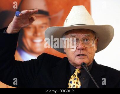 (Afp) - L'acteur américain Larry Hagman des gestes avec son bras droit lors d'une promotion pour son autobiographie récemment publiés à Berlin, Allemagne, 19 février 2003. Les 71 ans, l'acteur célèbre dans le monde entier pour son rôle de 'J. R. Ewing" sur la série télévisée culte maintenant 'Dallas', adresses ouvertement ses problèmes de drogue et d'alcool dans son livre. Banque D'Images