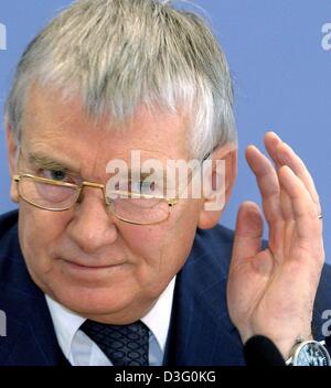 (Afp) - Le ministre allemand de l'Intérieur, Otto Schily (SPD) tient sa main à son oreille lors d'une conférence de presse sur les succès de l'analyse de l'ADN dans la résolution et la prévention des crimes dans Berlin, 7 avril 2003. Schilly avc un solde positif sur l'efficacité de la base de données ADN de la German Federal Bureau d'enquête criminelle (BKA). Il a suggéré une nouvelle augmentation de l'utilisation Banque D'Images