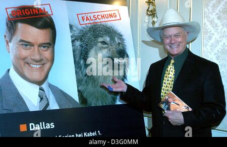 (Afp) - L'acteur américain Larry Hagmann, devant une affiche de 'Dallas' avec l'écriture 'Original' (original) et 'Faelschung' (imitation) à Berlin, le 19 février 2003. Hagmann joué J.R. Ewing dans le rôle principal de la série télévisée 'Dallas' pendant 13 ans. La série est maintenant répétée sur une chaîne privée allemande. Hagmann présente maintenant sa propre vie mouvementée dans son autobiographie 'Bez Banque D'Images