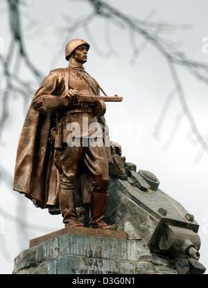 (Afp) - une statue d'un soldat soviétique de la Seconde Guerre mondiale, rappelle, sur le terrain de l'site commémoratif Seelower Hoehen à Seelow, Allemagne de l'Est, 28 janvier 2003. Le mémorial a été érigé en 1972 sur les Seelower Hoehen, où la pire bataille de la Seconde Guerre mondiale sur le sol allemand a eu lieu au printemps 1945. Banque D'Images