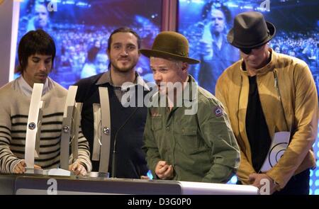 (Afp) - Le groupe culte AMÉRICAIN 'Red Hot Chili Peppers' grâce la Deutsche Phono-Akademie pour le prix de l'écho que le groupe reçoit comme le meilleur groupe international dans le Centre International des Congrès ICC à proximité de la tour radio de Berlin, 15 février 2003. Plus de 5 000 fans étaient présents. En Allemagne, la 'echo' est considéré comme équivalent à l'American 'Grammy', l'un des top music awards Banque D'Images