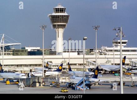 (Afp) - L'avion de Lufthansa sont debout à l'aéroport de Munich, 16 août 2002. Pour la première fois depuis de nombreuses années, le nombre de passagers a baissé en 2002. La faible baisse de deux pour cent est une conséquence des attentats terroristes perpétrés aux Etats-Unis le 11 septembre 2001 et la stagnation de l'économie, a déclaré le PDG Michael Kerkloh le 12 février 2003. Banque D'Images