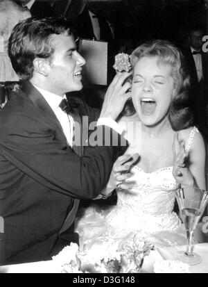 (Afp) - L'acteur allemand Horst Buchholz' Hotte 'met une fleur dans les cheveux de son collègue Romy Schneider pendant le Festival du Film de boule dans l'ouest de Berlin, 5 janvier 1957. Horst Buchholz est mort 3 mars 2003, à l'âge de 69 ans à Berlin d'une "grave maladie". Buchholz a été l'un des rares acteurs allemands pour venir à renommée internationale et de réussir à Hollywood. Né le 4 décembre 1933 à Berlin, B Banque D'Images