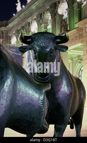 (Afp) - Les statues de Bull et un ours se tenir en face de la bourse de Francfort, Allemagne, 24 mars 2003. Le taureau est connecté avec le terme 'Up' et l'ours avec le terme 'Baisse'. Les deux sont des représentations symboliques de la hausse durable des prix des actions des différents segments de marché et le marché total sur plus longue période de temps. Le terme allemand "Boerse" pour le stock Banque D'Images