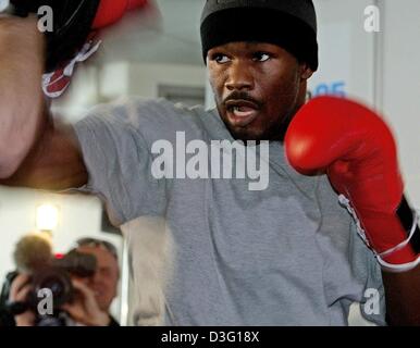 (Afp) - Le boxeur américain Derrick Harmon et exerce ses compétences en boxe démontre lors d'une session de formation du public à Kaltenkirchen, Allemagne, 26 mars 2003. Harmon est l'actuel challenger pour le titre de Champion du Monde de boxe poids lourd à la lumière. Il se battra contre l'actuel champion boxeur polonais Dariusz Michalczewski à la WBO (World Boxing Organisation) champions du monde en lutte Banque D'Images