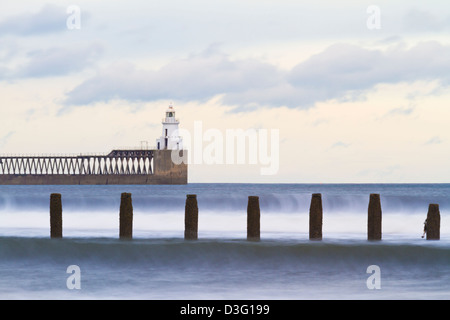 L'entrée de Blyth Harbour sur une après-midi d'hiver orageux, Northumberland, England Banque D'Images