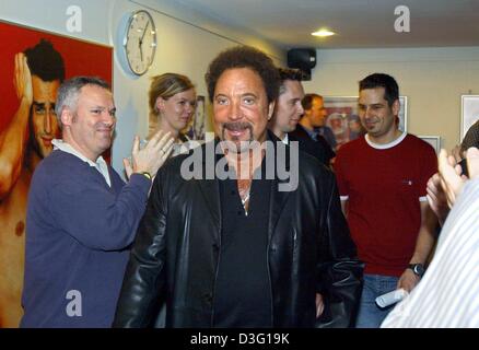 (Afp) - Le musicien pop britannique Tom Jones arrive au studio de Radio Hambourg à Hambourg, 26 mars 2003. "Le tigre" a été une étoile pendant plus de quarante ans. Banque D'Images