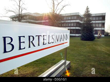 (Afp) - Une vue de l'édifice administratif principal du groupe de médias Bertelsmann à Gütersloh, Allemagne, 25 mars 2003. Le plus grand d'Europe, Bertelsmann Media group, a déclaré qu'il n'a pas suivi la tendance du marché et stagnation de l'économie en faisant des bénéfices d'exploitation de 936 millions d'euros l'année dernière. À l'exception de son book club privé, tous les l'entreprise allemande de l'édition et des médias d'intérêts ont été en Banque D'Images