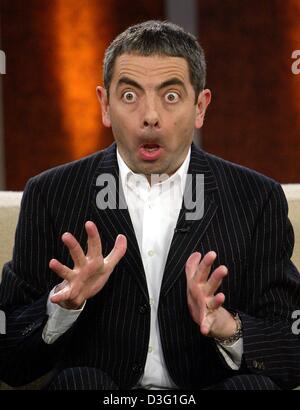 (Afp) - Le comédien britannique Rowan Atkinson alias 'Mr Bean' tire une face au cours de l'émission de télévision populaire 'Wetten Dass... ?' (pari que... ?), à Lucerne, Suisse, 22 mars 2003. L'émission en direct diffusée par la station de télévision allemande ZDF a été regardée par 13,8 millions de personnes, bien qu'il a été l'objet d'être annulée à la dernière minute en raison de la guerre en Irak. Banque D'Images