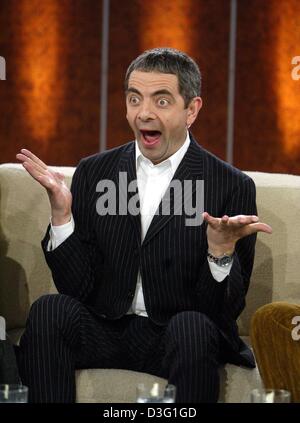 (Afp) - Le comédien britannique Rowan Atkinson alias 'Mr Bean' tire une face au cours de l'émission de télévision populaire 'Wetten Dass... ?' (pari que... ?), à Lucerne, Suisse, 22 mars 2003. L'émission en direct diffusée par la station de télévision allemande ZDF a été regardée par 13,8 millions de personnes, bien qu'il a été l'objet d'être annulée à la dernière minute en raison de la guerre en Irak. Banque D'Images