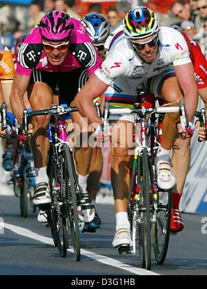 (Afp) - Mario Cipollini (R), coureur cycliste italien de l'équipe Domina Vacanze-Elitron gagne le jet contre Erik Zabel de l'équipe allemande Telekom, San Remo, Italie, 22 mars 2003. Le gagnant de l'an dernier et actuel champion du monde Cipollini remporte ce jaillissement et au quatrième rang. Banque D'Images