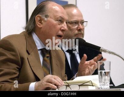 (Afp) - L'écrivain hongrois et prix Nobel Imre Kertesz (avant) lit à partir de son essai livre 'Die Sprache exilierte' (la langue en exil) à la Foire du livre à Leipzig, en Allemagne de l'Est, 22 mars 2003. Sur le droit Jan-Philipp Reemtsma, le fondateur de l'Institut de recherche sociale de Hambourg, qui avait ouvert une exposition controversée sur les crimes de la Wehrmacht. Kertesz, Banque D'Images