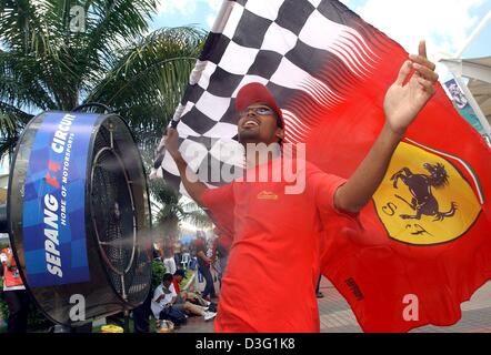 (Afp) - Un ventilateur de refroidissement du moteur de course en face d'un grand ventilateur à la course de grand prix de Formule 1 à Sepang, près de Kuala Lumpur, Malaisie, 23 mars 2003. Les températures sont déjà grimper jusqu'à 35 degrés Celsius dans la matinée et comportent un haut livel de l'humidité. Banque D'Images