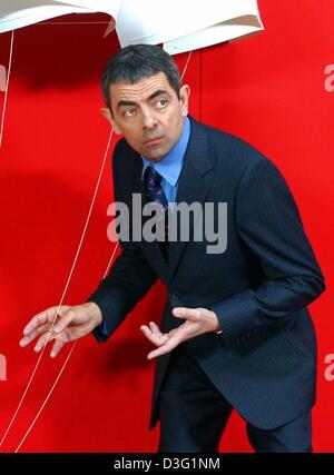 (Afp) - Le comédien britannique Rowan Atkinson ('Mr Bean'), représenté à Berlin, 24 mars 2003. Il est venu à Berlin pour présenter son nouveau film, le thriller d'espionnage "spoof Johnny English'. Banque D'Images