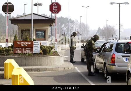 (Afp) - Des soldats de la Bundeswehr (armée fédérale) vérifier les voitures à la porte ouest de la base aérienne US à Ramstein, en Allemagne de l'ouest, 20 mars 2003. Alerte de sécurité a été renforcée à partir de l'étape 'Bravo' à 'Charlie'. Ce matin, le premier des attaques de missiles sur Bagdad ont été lancés. Banque D'Images