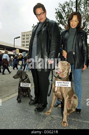 (Afp) - Des manifestants avec leurs chiens qui portent des insignes à lire 'give peace a chance' inscrivez-vous une manifestation pour protester contre la guerre imminente avec l'Iraq, à Hollywood, États-Unis, 15 février 2003. Partout dans le monde plusieurs millions de personnes ont pris part à des manifestations qui ont été les plus grandes manifestations anti-guerre depuis la guerre du Viet Nam. Banque D'Images