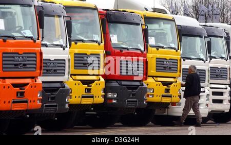 (Afp) - Camions peintes de couleurs vives sont prêts à partir du site de production du fabricant de véhicules commerciaux MAN à Munich, Allemagne, 13 mars 2003. Le groupe MAN est parmi les principaux producteurs de véhicules commerciaux en Europe. L'HOMME fabrique des camions qui transportent 6 à 50t, ainsi que des autobus et autocars de tourisme. L'entreprise revient sur une histoire de 250 ans qui Banque D'Images