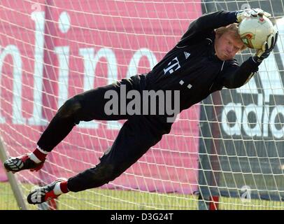 (Afp) - Oliver Kahn, le gardien du Bayern Munich, attrape la balle pendant la séance de formation de Bayern de Munich à Munich, Allemagne 18 mars 2003. Banque D'Images