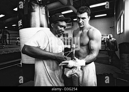 (Afp) - Le champion de boxe poids-lourds Wladimir Klitschko est photographié au cours d'une séance photo dans une salle de sport à Atlantic City, New Jersey, USA, 28 juin 2002. Banque D'Images