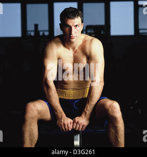 (Afp) - Le champion de boxe poids-lourds Wladimir Klitschko est photographié pendant une séance photo dans une salle de sport à Atlantic City, New Jersey, USA, 28 juin 2002. Banque D'Images