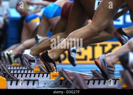 (Afp) - Ossature commencez par le bloc de départ pour les 60m sprint à la 9es Championnats du monde en salle d'athlétisme à la National Indoor Arena (NIA) à Birmingham, Angleterre, 14 mars 2003. Banque D'Images