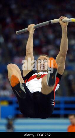 (Afp) - de l'Allemagne du triple saut Tim Lobinger saute au cours de sa première tentative au 9es Championnats du monde en salle d'athlétisme à la National Indoor Arena (NIA) à Birmingham, le 15 mars 2003. Lobinger remporte l'or avec 5,80 m. Banque D'Images