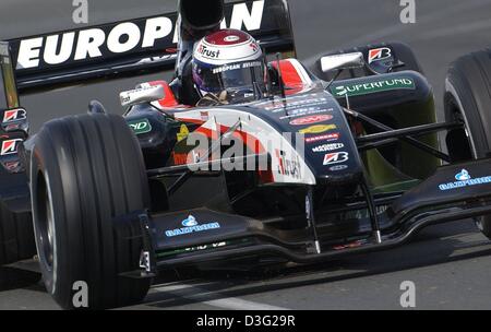 (Afp) - le néerlandais Jos Verstappen pilote de formule 1 de l'équipe Minardi ses courses le bolide au cours de la formation de qualification sur l'Albert Park à Melbourne, le 8 mars 2003. Banque D'Images